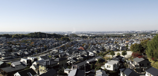 Town west of view (November 2010 shooting). Including Toyota JCT (about 4km), Taste is also exhilarating views overlooking the Toyota city. While feeling the sky to fully, A quiet town surrounded by green, It is blessed with car access