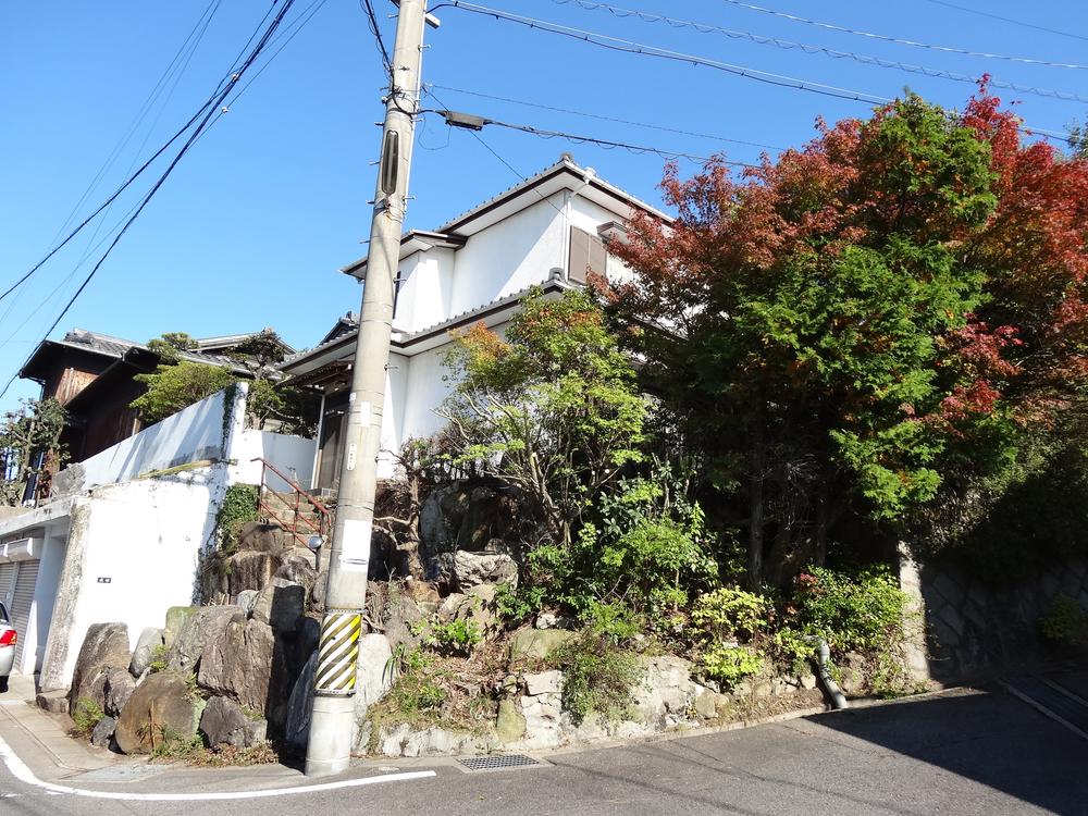 Local appearance photo. The building that is visible part on the photo.