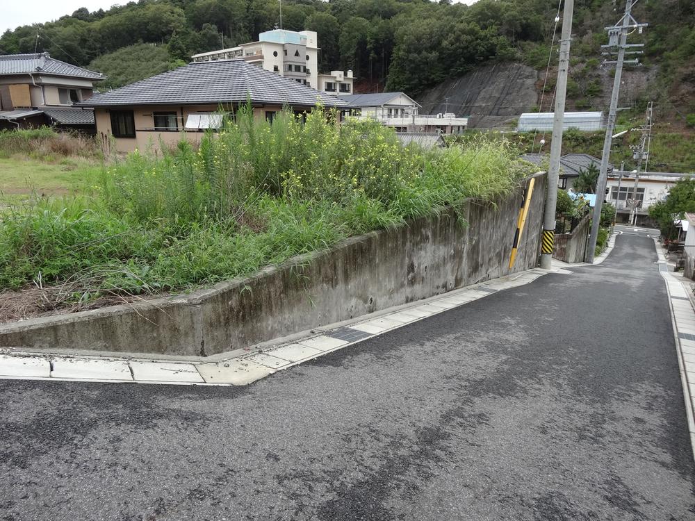 Local photos, including front road. East contact road