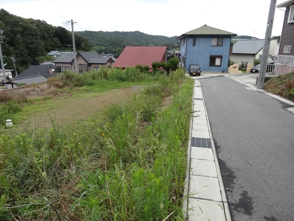 Local photos, including front road. South contact road