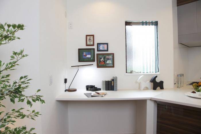 Kitchen. Study at the kitchen counter is said to be a good child of the head. 