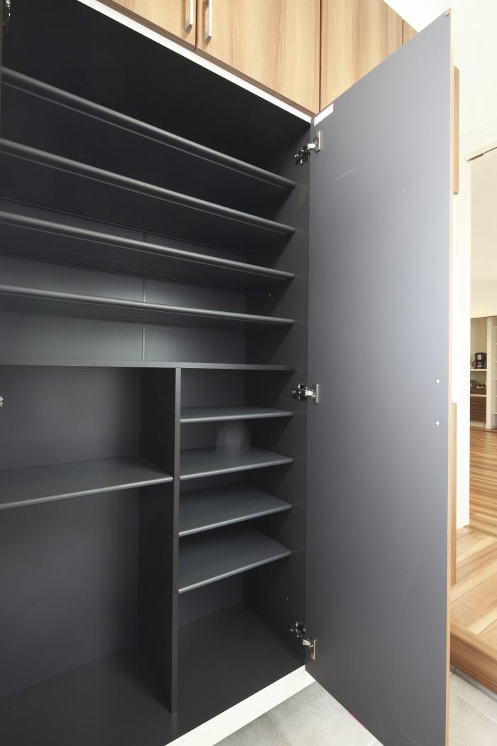 Receipt. Entrance clean with a large footwear put on the front door