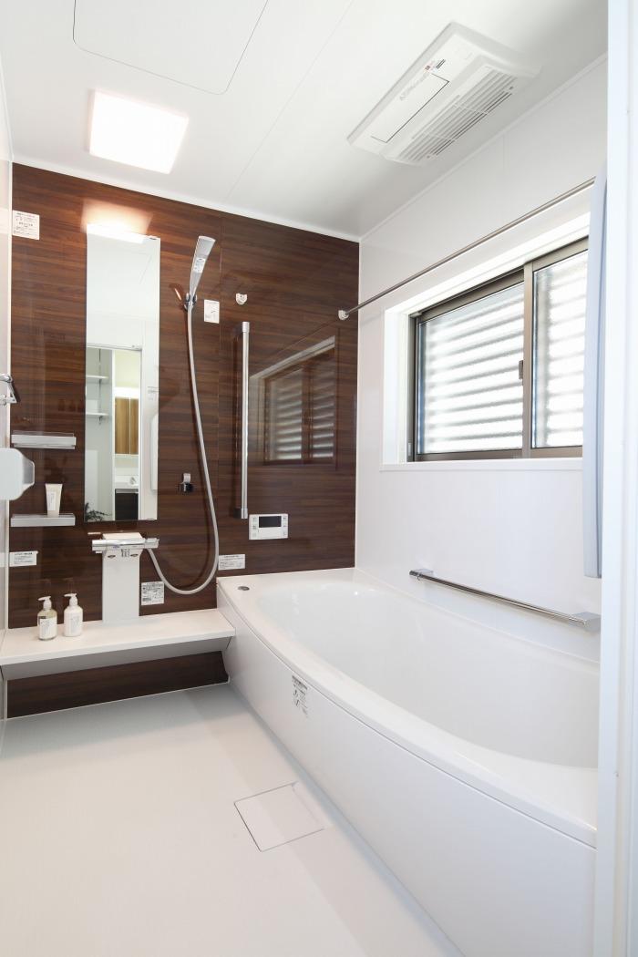 Bathroom. Energy saving in the thermos bathtub