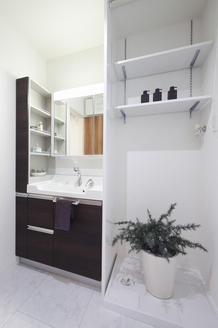 Wash basin, toilet. Water Hanegashi less likely usability is also good refreshing square shape. 