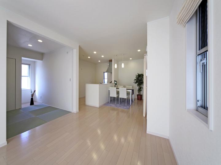 Living. Families gather living space is born more spacious and by opening the Japanese-style room that becomes a Tsuzukiai ☆ 