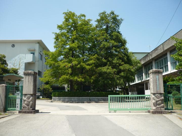 Primary school. RyuYoshioka until elementary school 700m walk 9 minutes