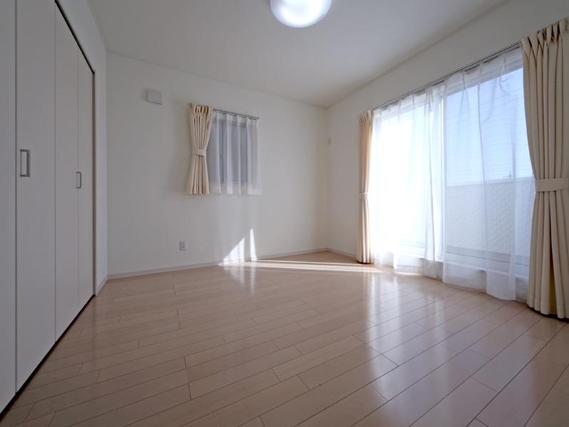 Other. Western-style passing through the light and wind facing the south. Western-style rooms that are connected to the balcony There are 2 rooms. 