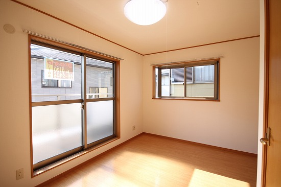 Other room space. Corner room! It is very bright room with two-sided lighting! 