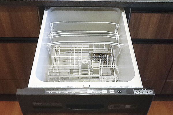 Kitchen.  [Automatic dishwasher] Dishwasher washable speedily together a large number of tableware. All at once you rinse the dirt in the steam cleaning function and the tower washer (same specifications)