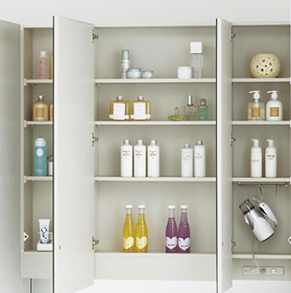 Bathing-wash room.  [Three-sided mirror back storage] The mirror behind the vanity, Installing a shelf can be stored to organize cosmetics and toiletries. You can store plenty in a location that does not adhere to the eye (same specifications)