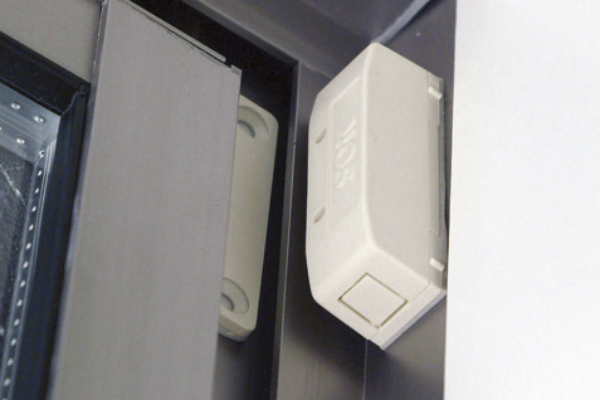 Security.  [Security sensors] The windows and the entrance door facing the shared hallway, Set up a crime prevention magnet sensor. If there is intrusion, Nariwatari alarm sound, It will be automatically reported to the security company (same specifications)