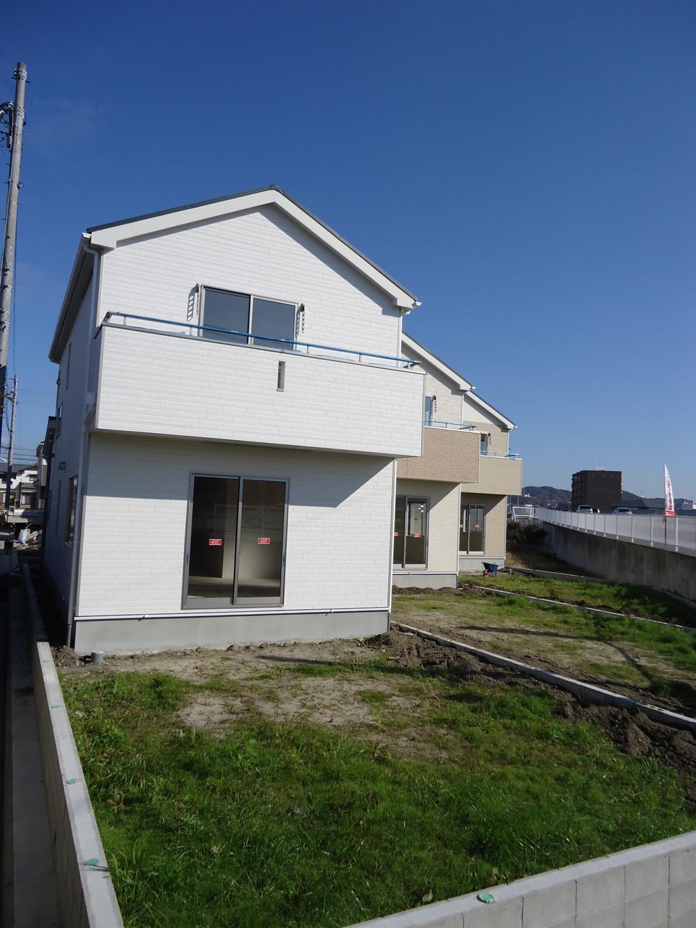 Local appearance photo. 4 Building