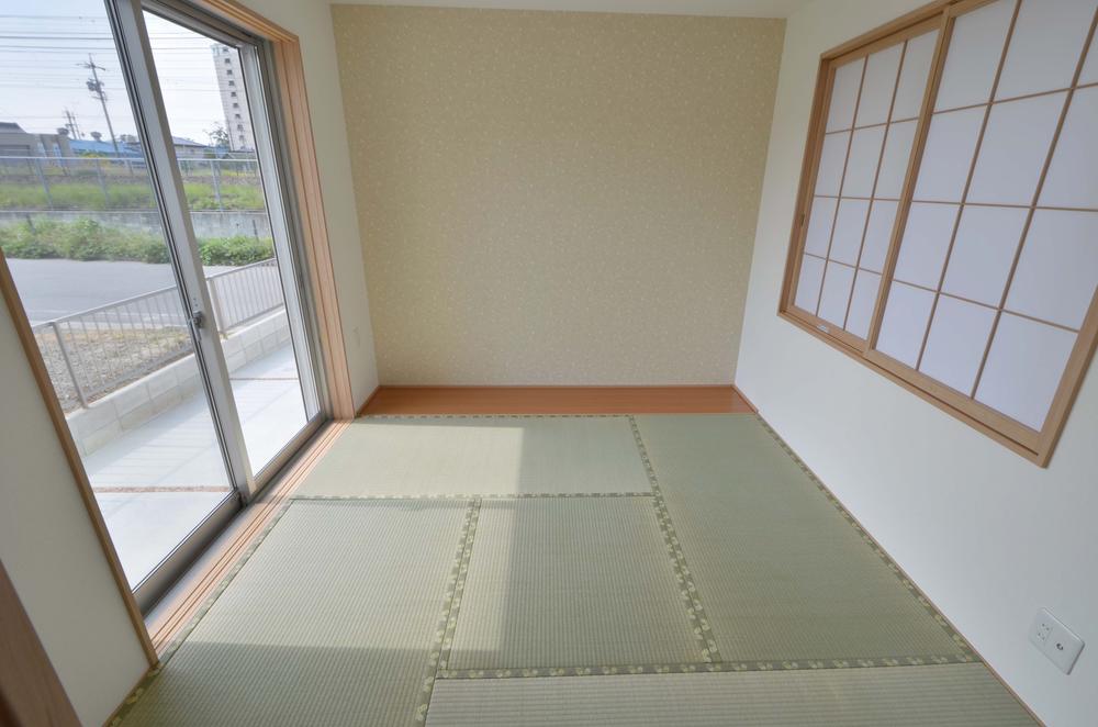 Other introspection. Japanese-style room, It is probably used as a multipurpose space. 