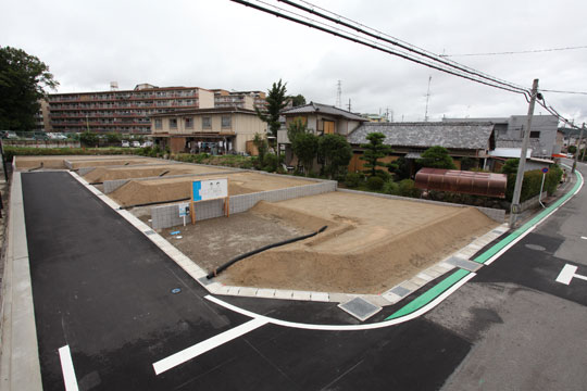 Local land photo. It is blessed with sunny face on the south side road. Comfortable home is realized likely / Local (August 2011 shooting)