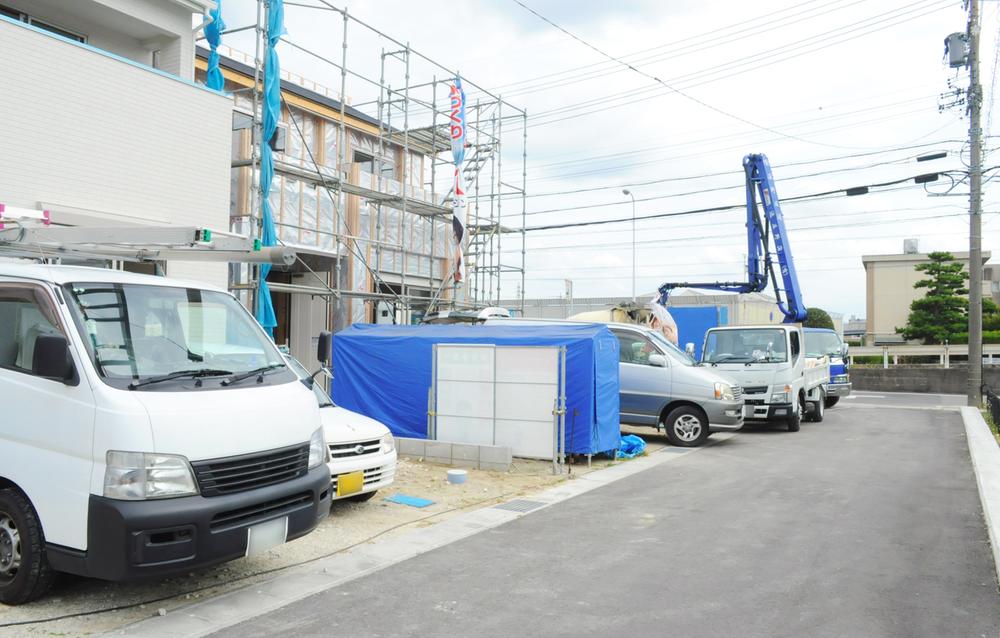 Local photos, including front road. Local photos, including the front road (October 2013 shooting)