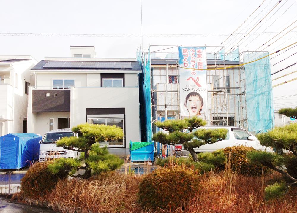 Local appearance photo. Local Photos Left: D Building, Right: E Building (December 2013 shooting)