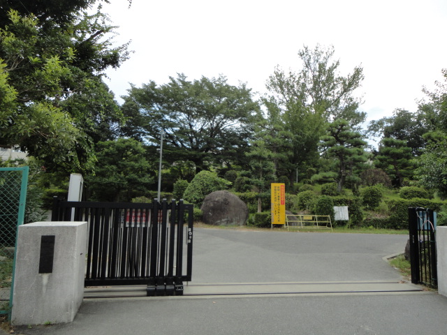 Junior high school. 1361m to Okazaki City hollyhock junior high school (junior high school)