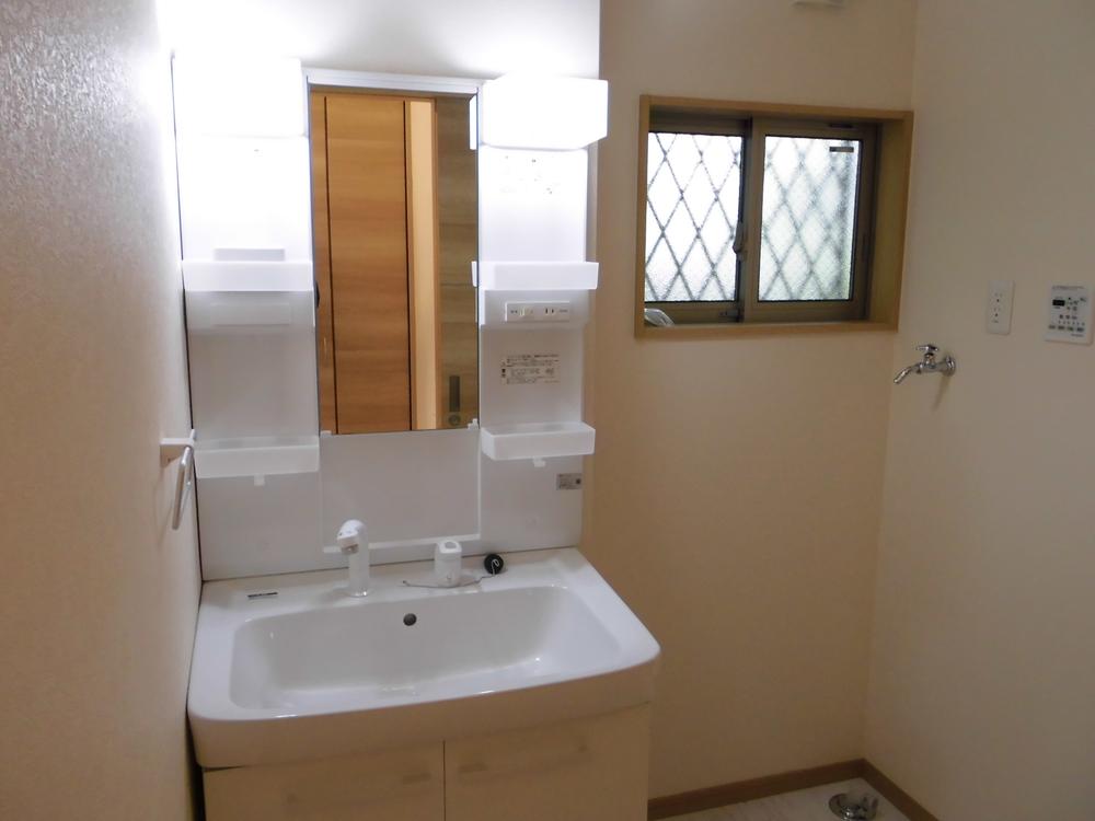 Wash basin, toilet. Wash