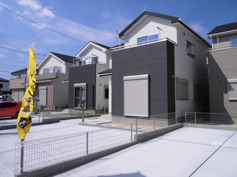 Local photos, including front road. Local appearance photo