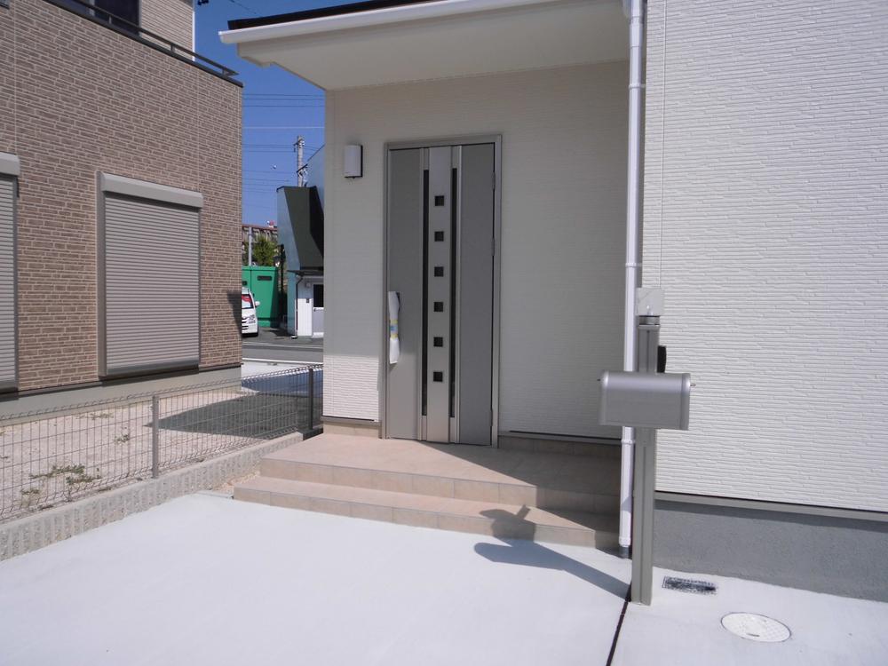 Entrance. Local appearance photo