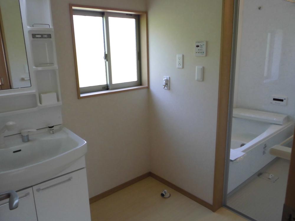 Wash basin, toilet. Wash