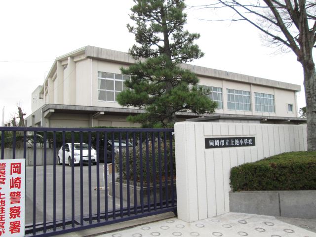 Primary school. Municipal Uechi until the elementary school (elementary school) 780m