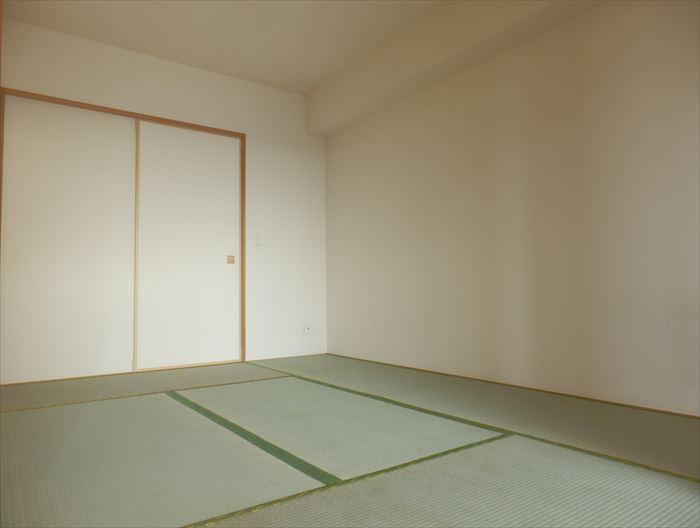 Non-living room. 6-mat Japanese-style will also come in handy when visitors.