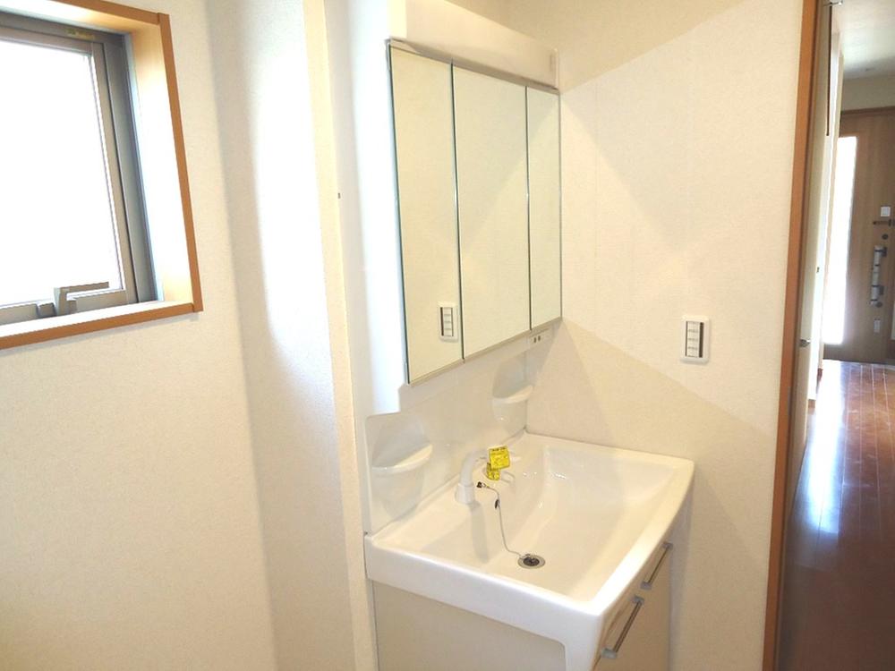 Wash basin, toilet. Indoor (12 May 2013) Shooting