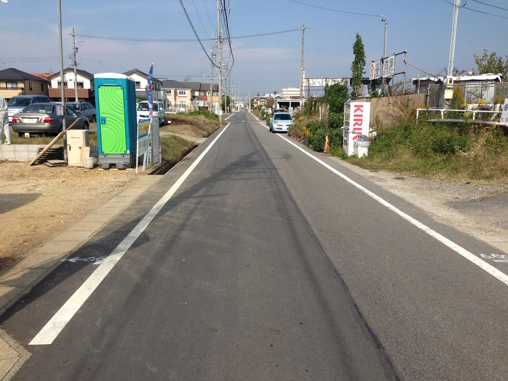 Local photos, including front road. Frontal road