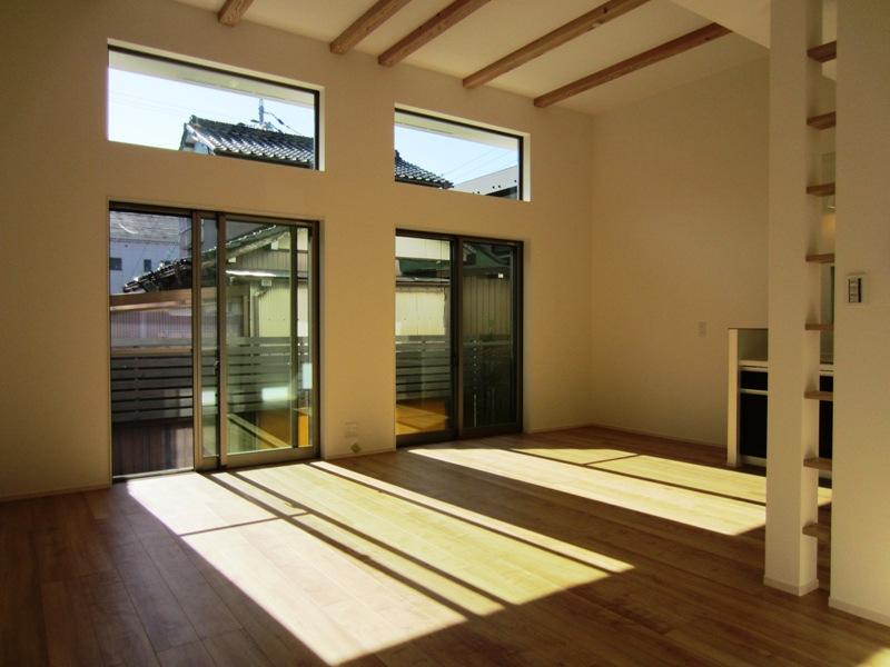 Living. LDK entering sunshine as far as it will go (C Building)