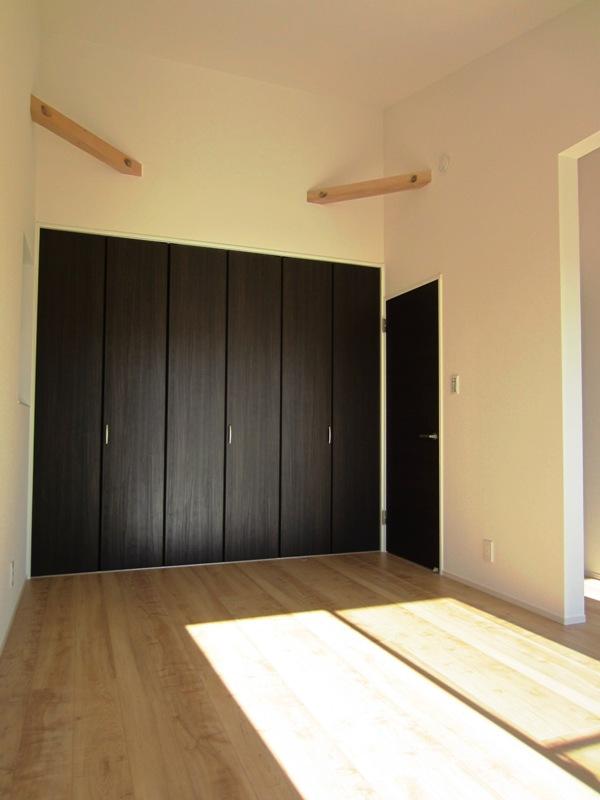 Non-living room. Second floor living room gradient ceiling