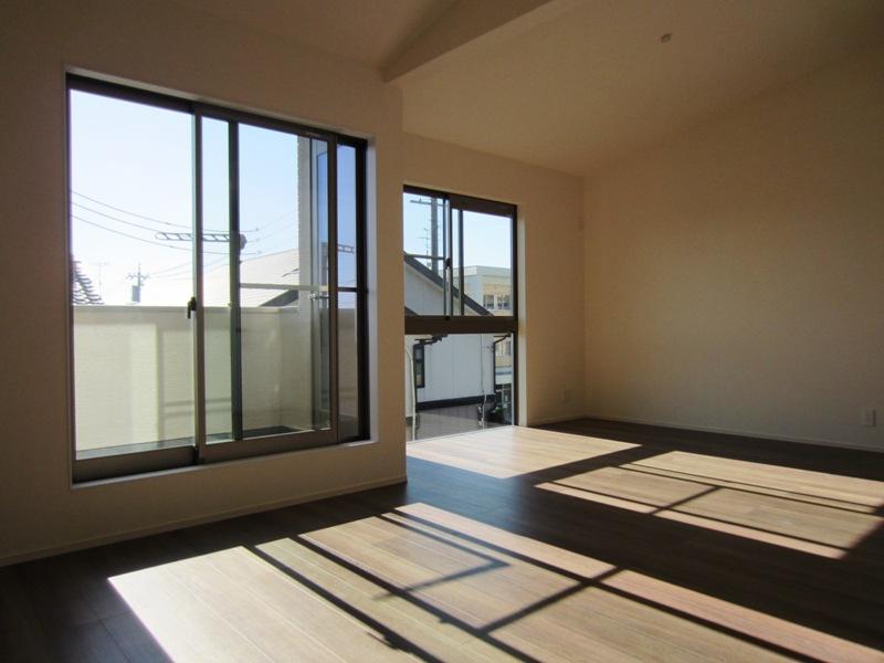 Non-living room. Lighting efficient sash layout