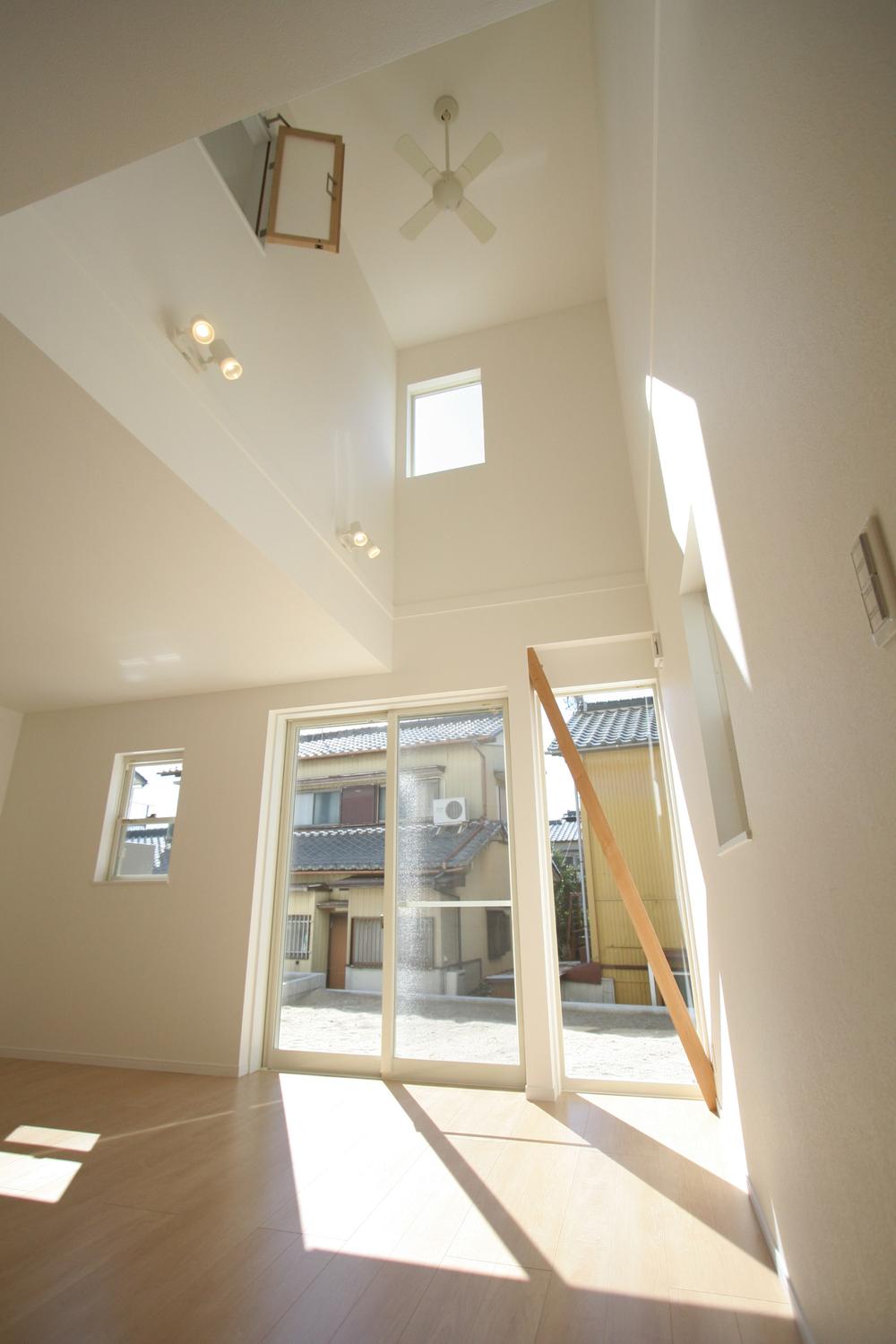 Same specifications photos (living). Living with a wide atrium. 
