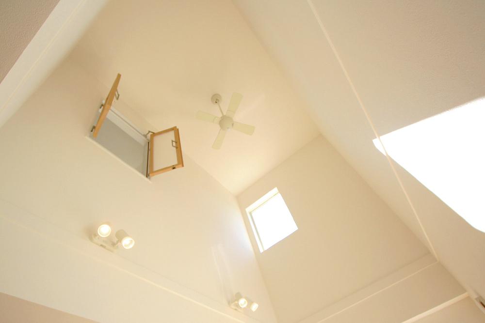 Same specifications photos (living). It is the atrium with a sense of openness. 