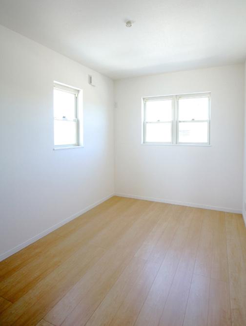 Non-living room. Flooring of Western-style. 