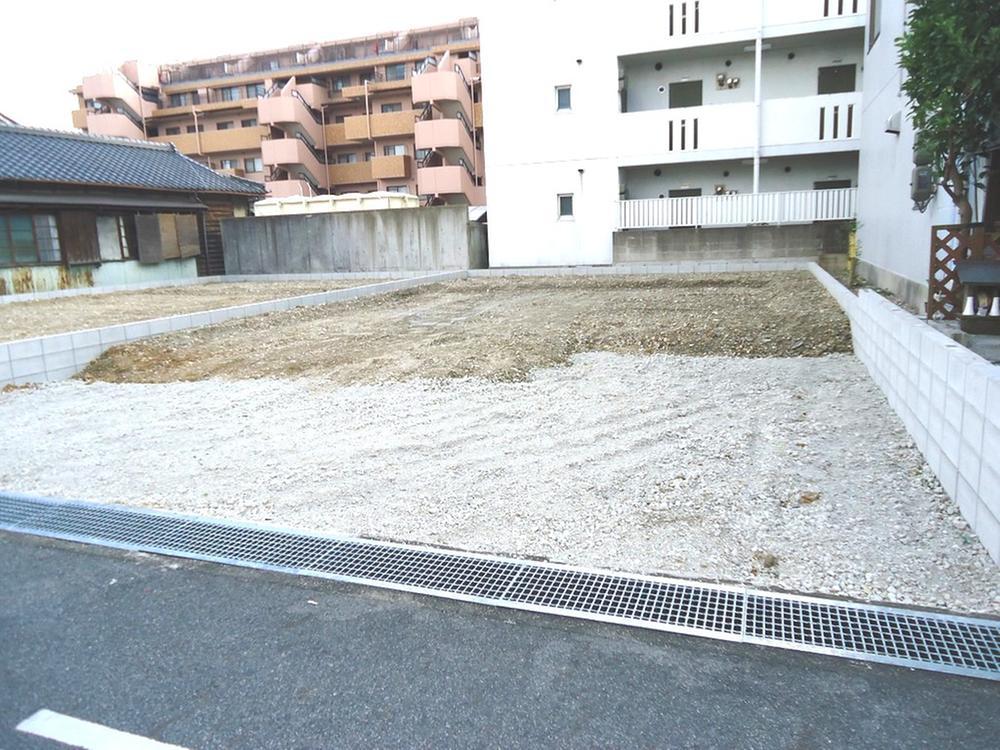 Local photos, including front road. Local (11 May 2013) Shooting