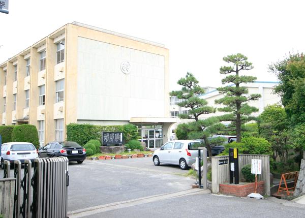 Primary school. Shiroyama 710m walk about 9 minutes to elementary school