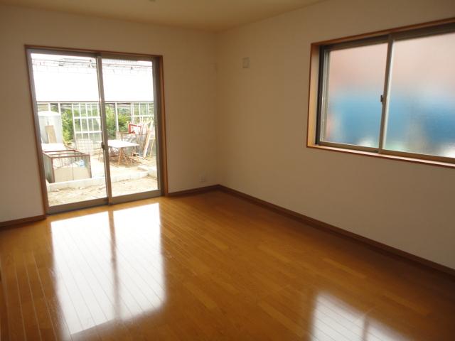 Same specifications photos (living)