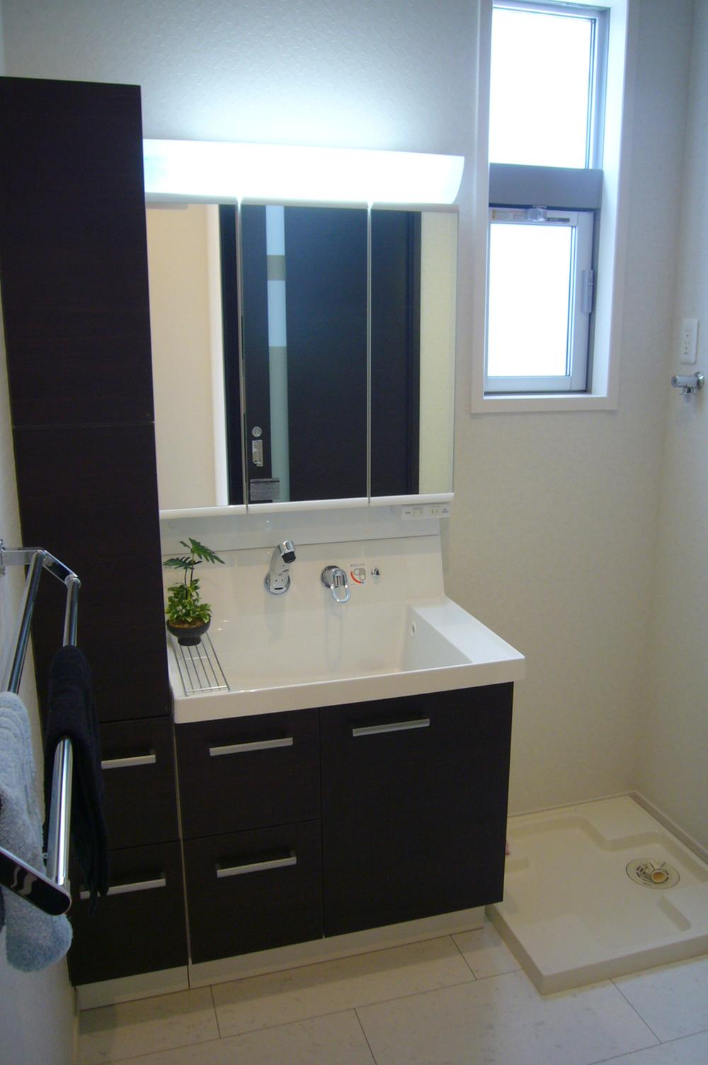 Wash basin, toilet. Storage capacity ◎ a wash basin