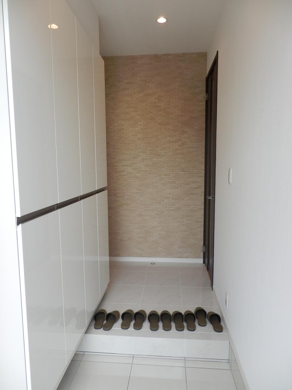 Entrance. Regulated to a stylish storage rack of white Shimechikara ・ Odor adsorption force ・ Excellent eco-carat of VOC adsorption force