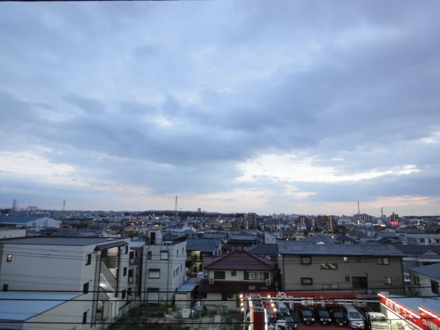 View photos from the dwelling unit. View from the site (November 2013) Shooting Since there is no building to block the front of the eye, It will be dwelling unit that daylighting can take.