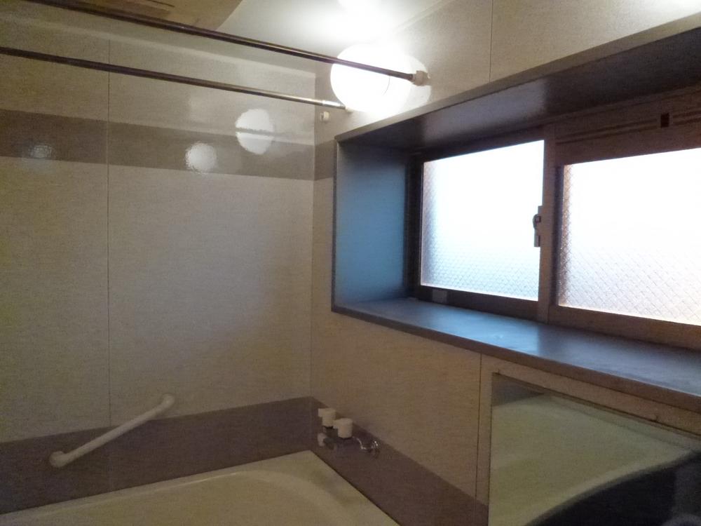 Bathroom. Indoor (11 May 2013) Shooting It will be in the bathroom with a window.