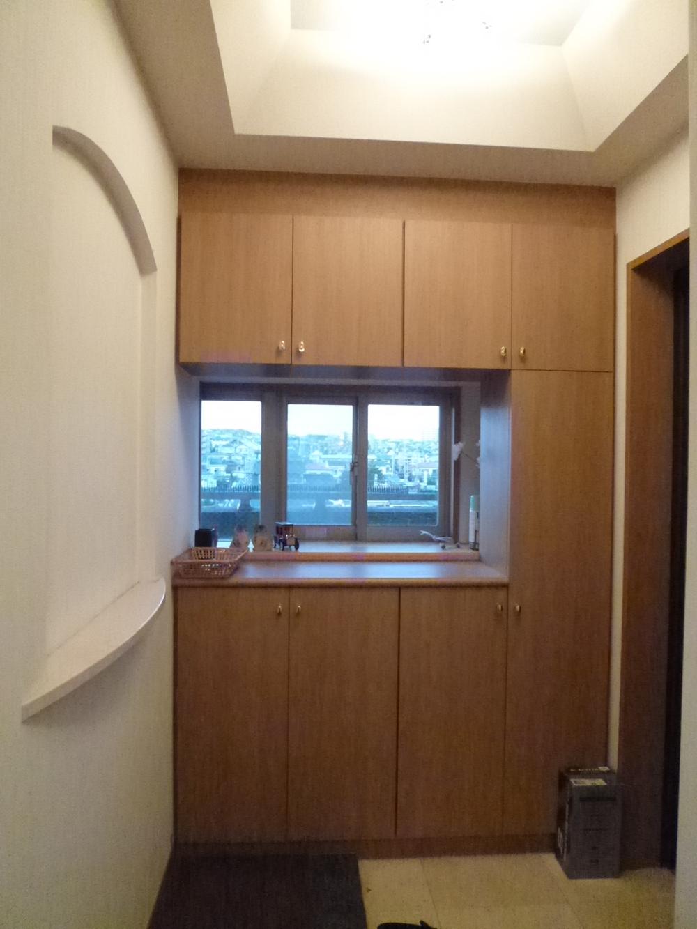 Entrance. Local (11 May 2013) Shooting It will be at the door with a window.