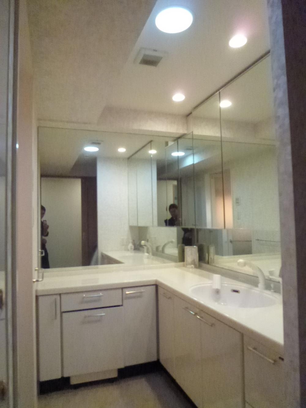 Wash basin, toilet. Indoor (11 May 2013) Shooting