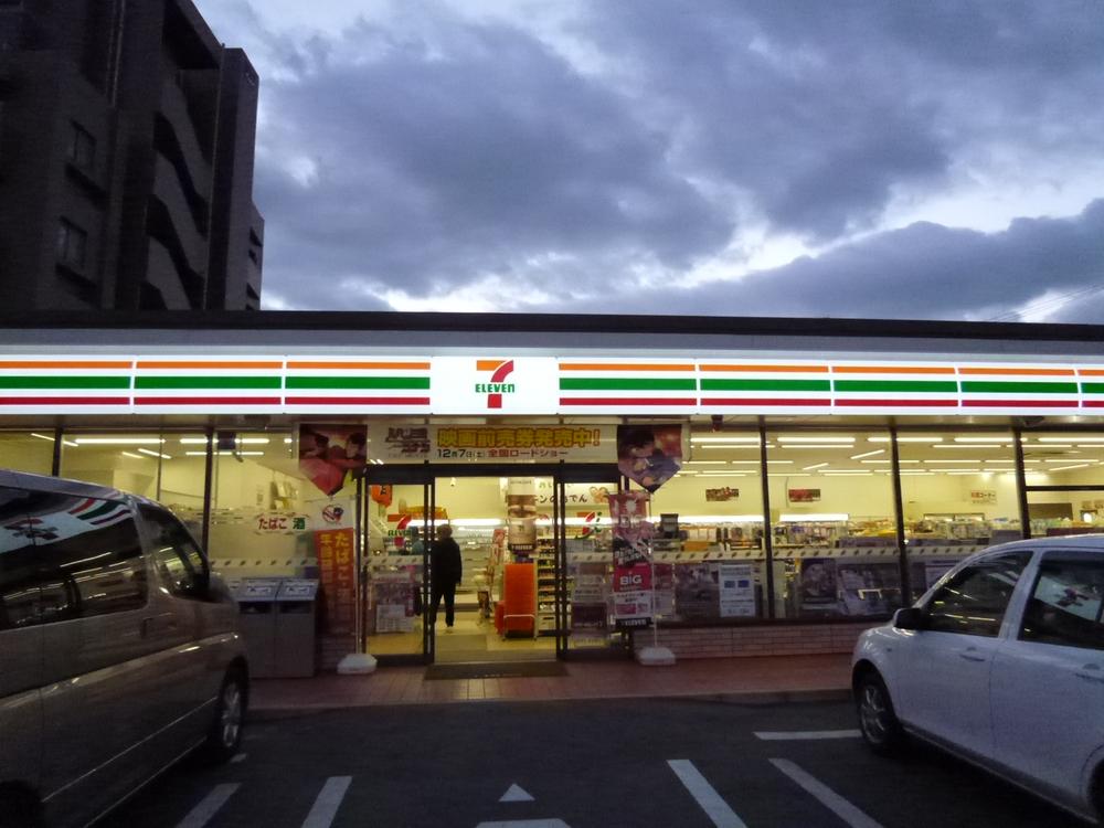 Convenience store. 1 minute walk (80m)