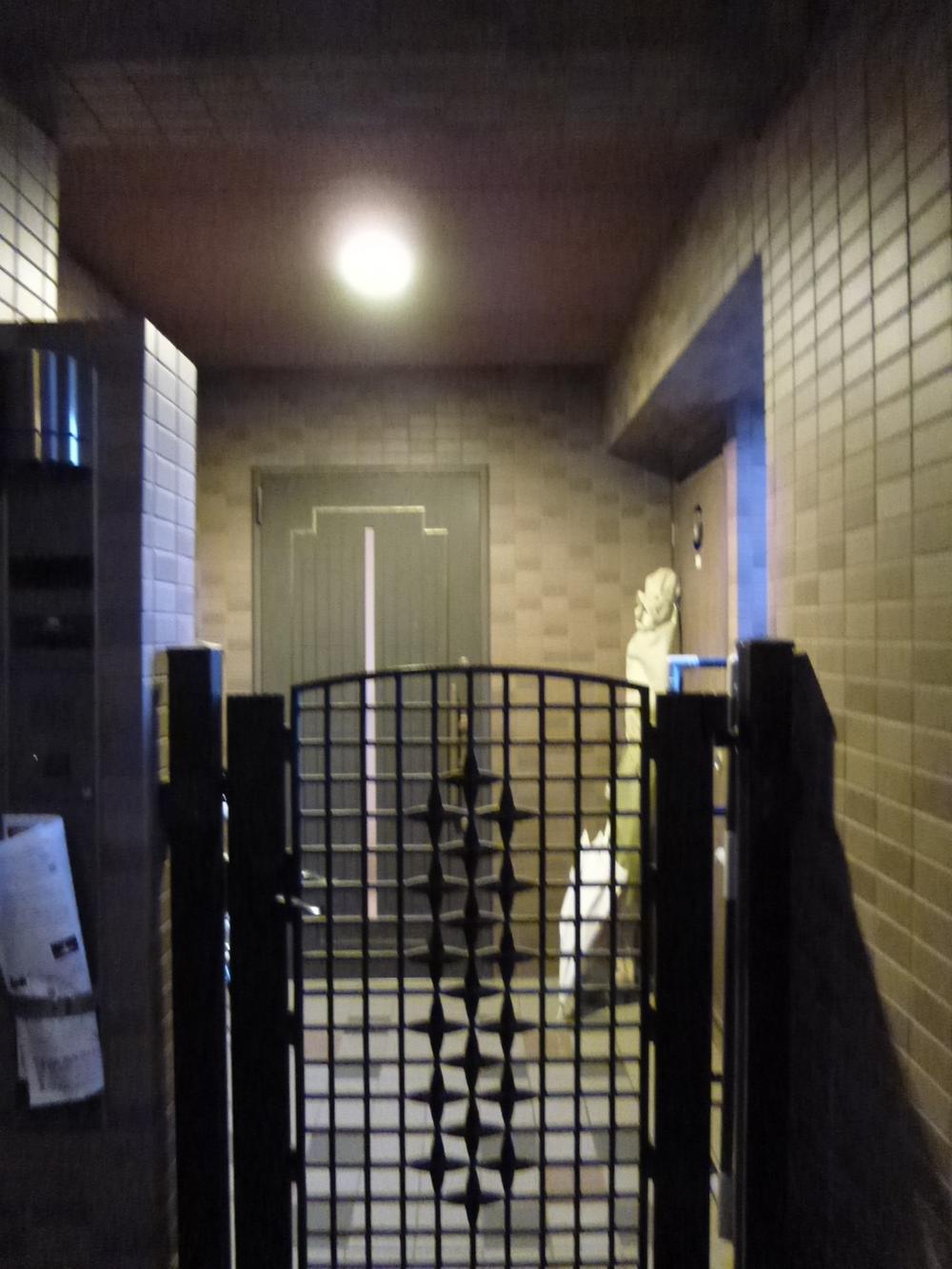 Entrance. Local (11 May 2013) Shooting Gate will have marked on the corner room in the relevant property.