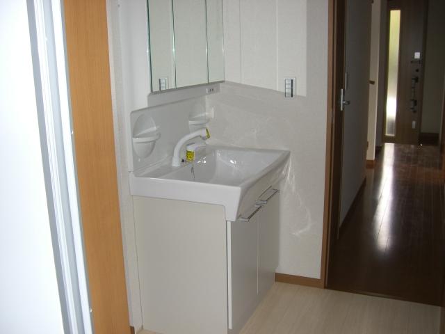 Wash basin, toilet. Indoor (11 May 2013) Shooting