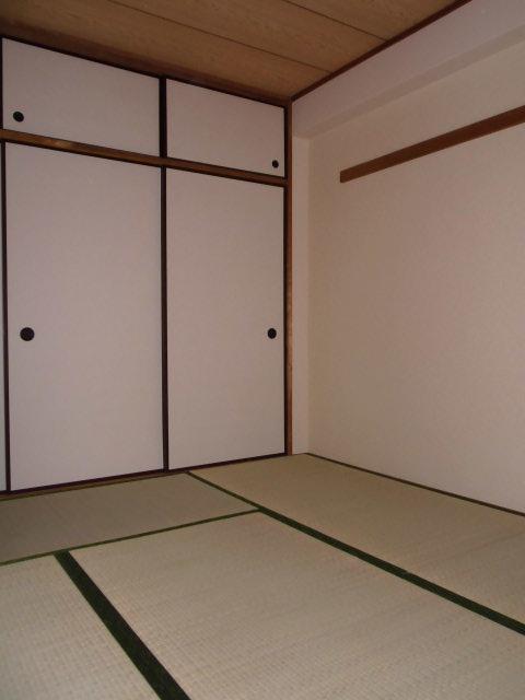 Non-living room. Tatami is already Omotegae
