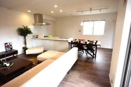 Living. Local (11 May 2013) Shooting NO2