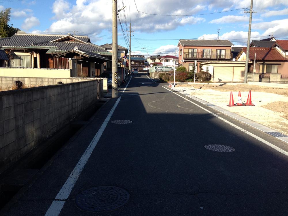 Local photos, including front road. West front road 6m